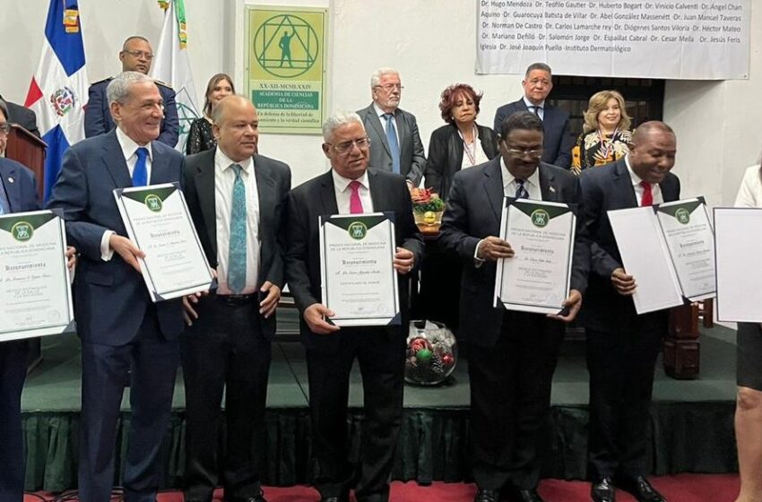  Entregan Premio Nacional de Medicina a destacados médicos