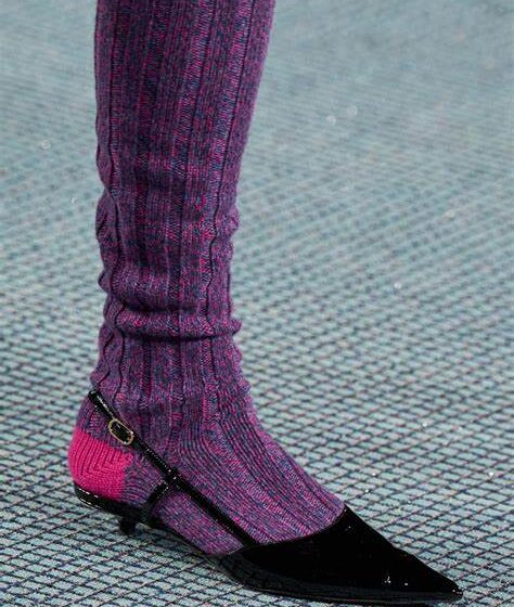  Zapatos de tacón y vestidos midi: la fórmula del éxito en la época navideña
