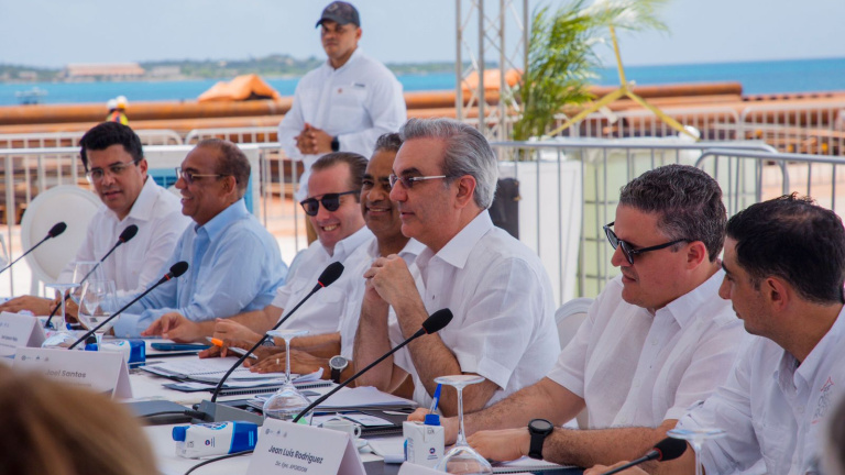 Presidente da primer palazo para la construcción del puerto de Barahona