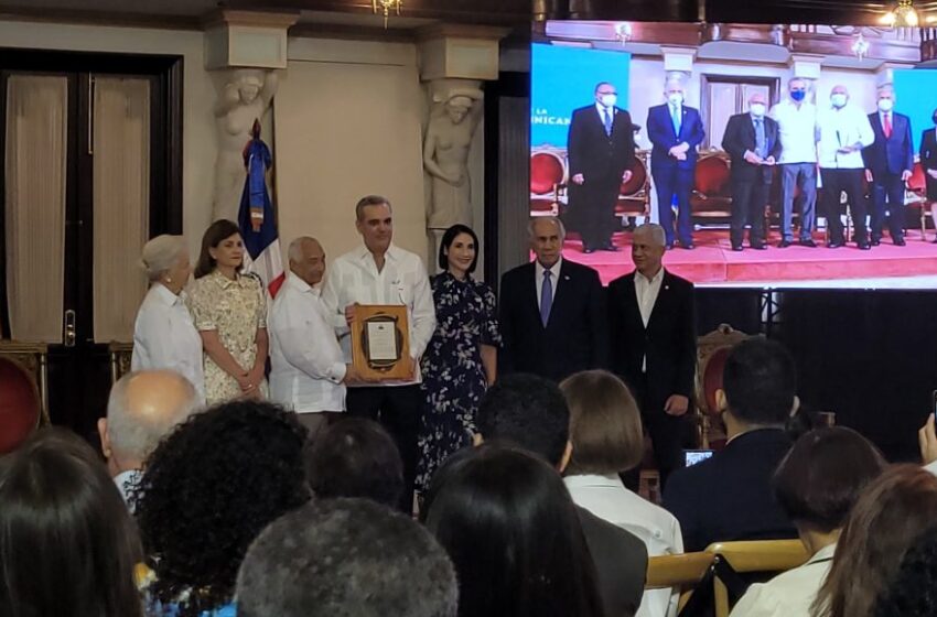  Presidente otorga a Rafael Solano el Premio Adulto Mayor del Año
