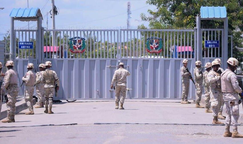  Gobierno ordena cierre de la frontera y suspende visado a haitianos