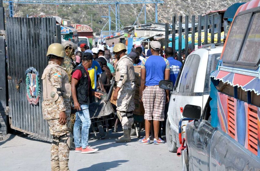  ¡Se van! Vendedores haitianos en la frontera por Dajabón recogen su mercancía