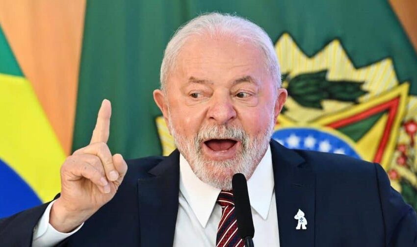  El presidente brasileño, Lula da Silva, llega al hospital para una operación de la cadera