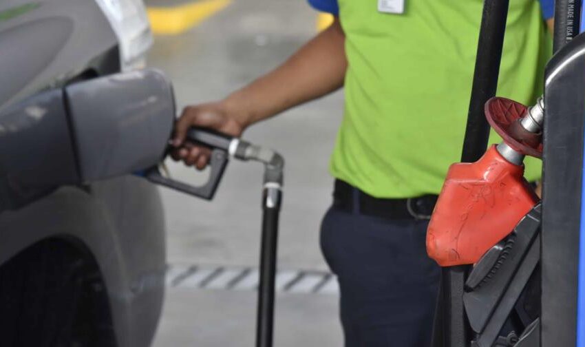  Bajarán precios de tres combustibles; principales se mantendrán invariables