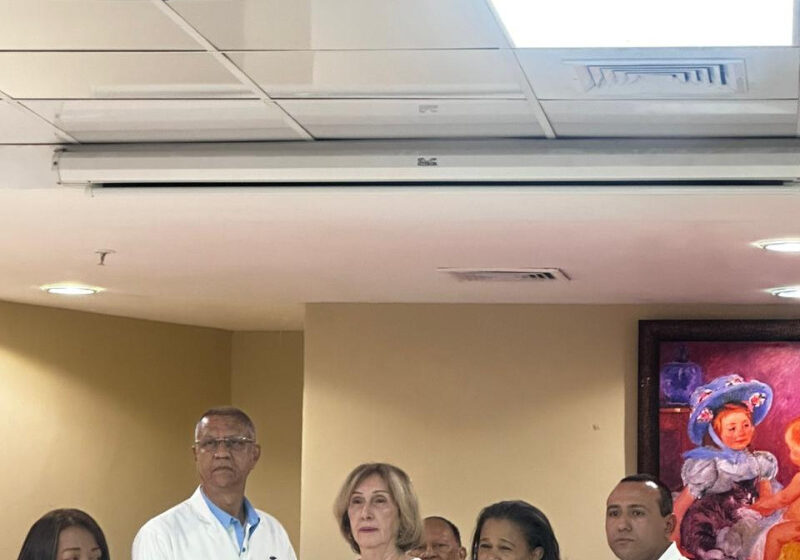  Hospital reconoce trayectoria del doctor José Sehouerer