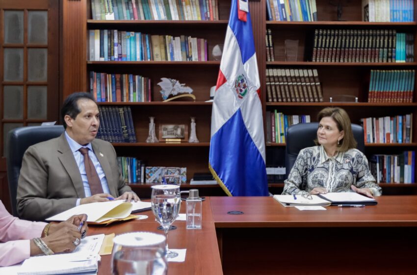  Vicepresidenta y ministro Atallah se reúnen con gremios de salud para buscar soluciones a demandas del sector
