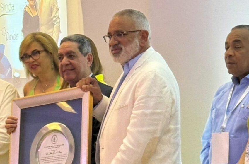  Ginecólogos reconocen al doctor Julio Gonell Morel