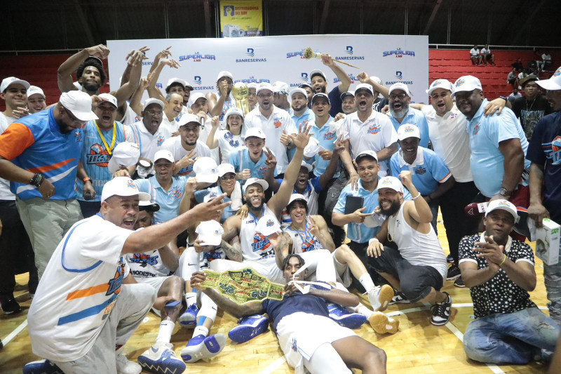  Los Titanes barren a Reales en la Final LNB