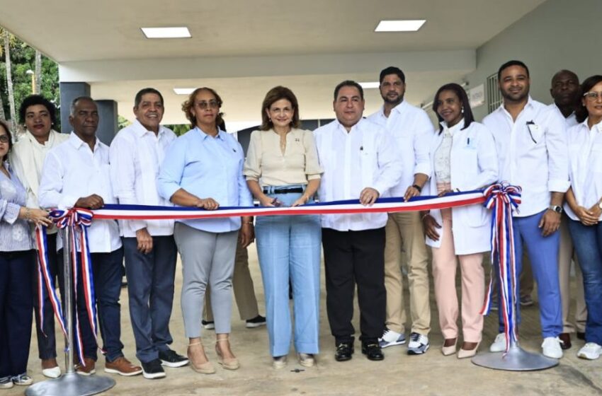 Autoridades entregan ampliación emergencia del Hospital Municipal Villa Altagracia
