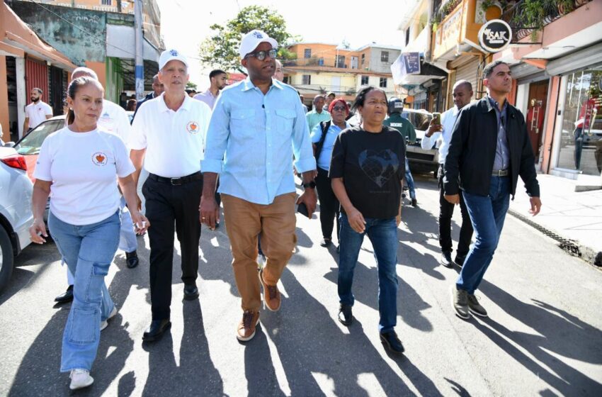  Robert Polanco recorre sector Capotillo; supervisa trabajos realiza Propeep en el populoso sector capitalino