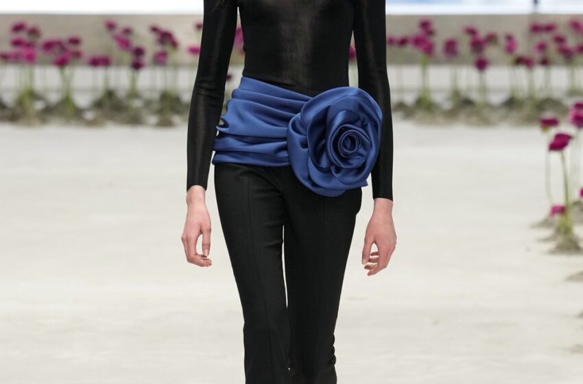  Carolina Herrera Otoño-Invierno 2025/2026: una colección en la que las flores y la sastrería se convierten en absolutas protagonistas