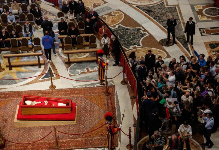  Largas colas en la Basílica de San Pedro para despedirse del papa Francisco