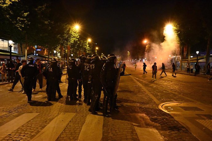 Nueva noche de disturbios en París; Policía arresta otros 80