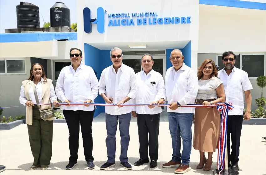  Presidente Luis Abinader entrega remozado hospital de Villa Riva