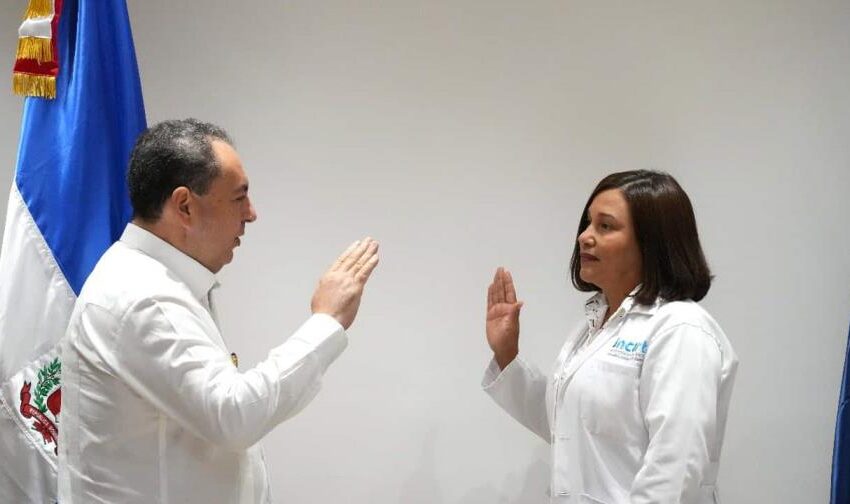  Mario Lama, titular del SNS, juramenta a la nueva directora del Incart