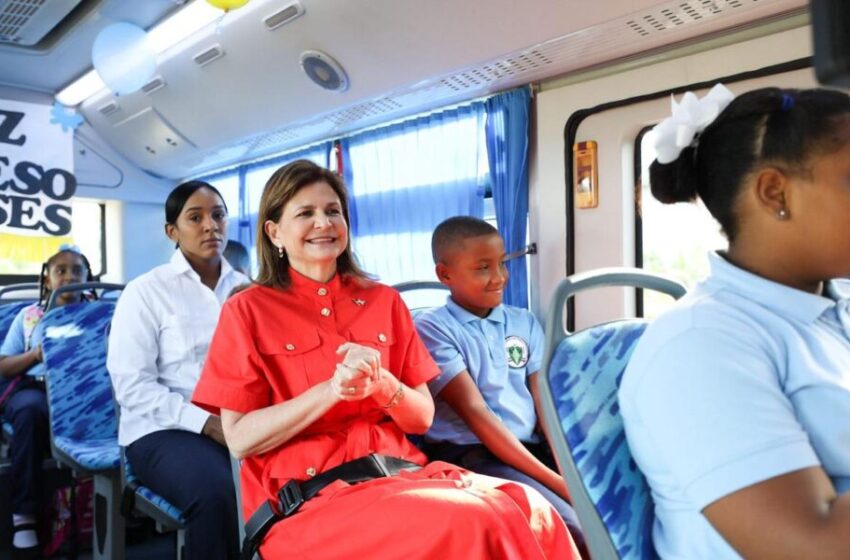  Raquel Peña abre el año escolar en Santiago y anuncia nuevas rutas del transporte estudiantil