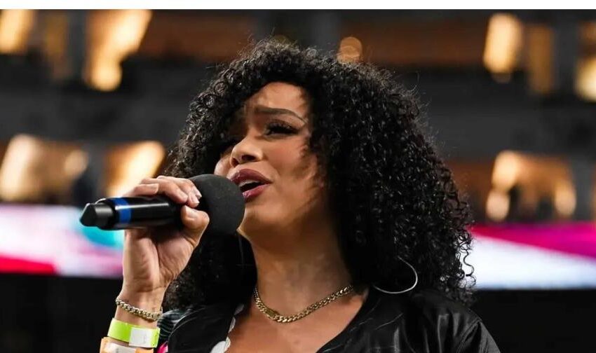  Chelsy Bautista interpreta el Himno Nacional Dominicano en el estadio de los Marlins de Miami