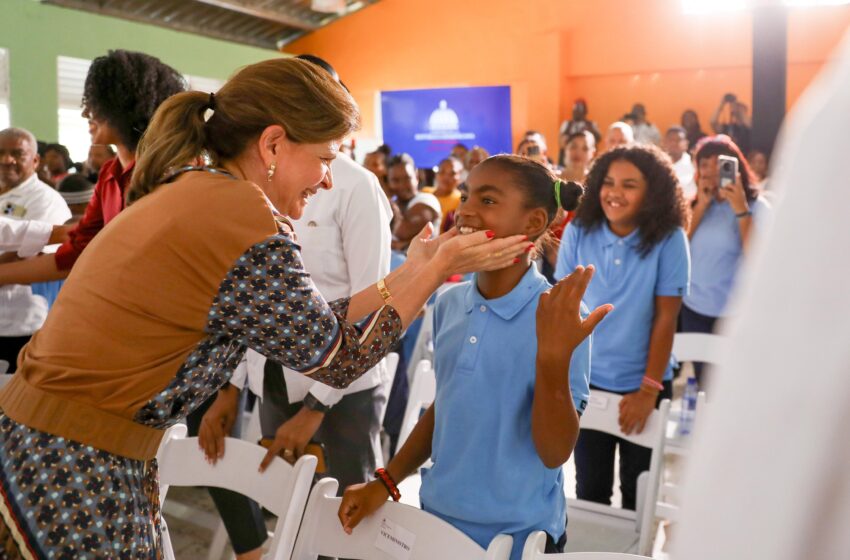  Raquel Peña entrega nuevo CAIPI en Guerra y escuela básica en Villa Altagracia
