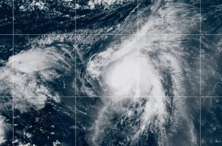  Humberto se convierte huracán sobre el océano Atlántico