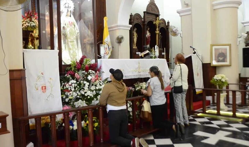  Cientos de peregrinos llegan al Santo Cerro en vísperas del Día de las Mercedes