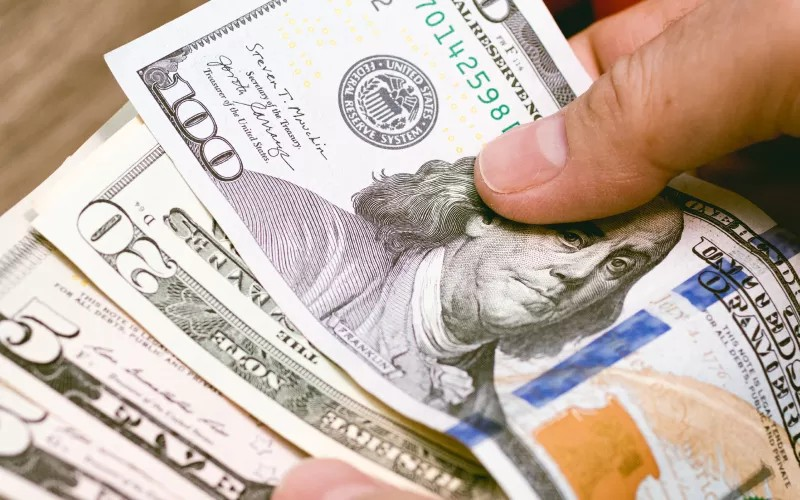  El dólar subió 11 centavos; este lunes era vendido a RD$63.98