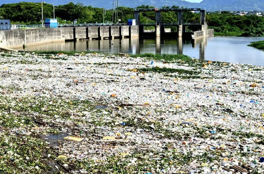  Río Yaque del Norte arropado por los desechos plásticos