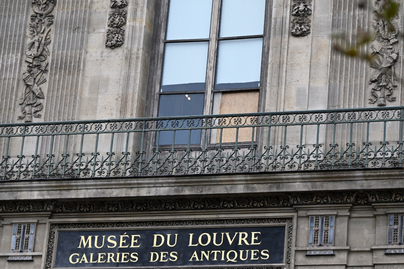  El Museo del Louvre no abrió este lunes, tras impresionante robo de joyas