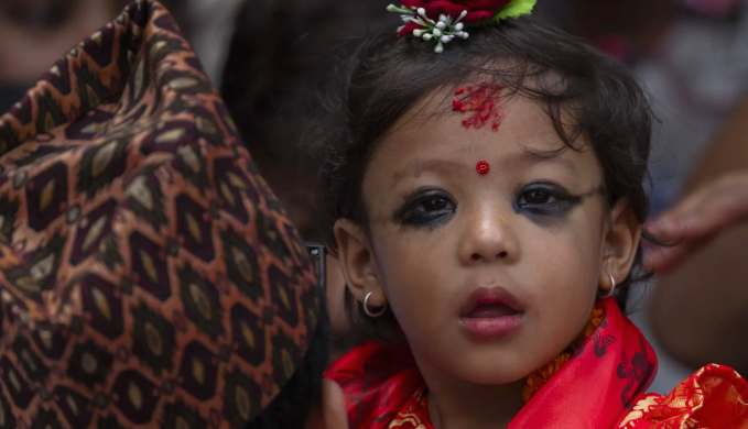  Una niña de dos años es entronizada como la nueva «diosa viviente» de Nepal