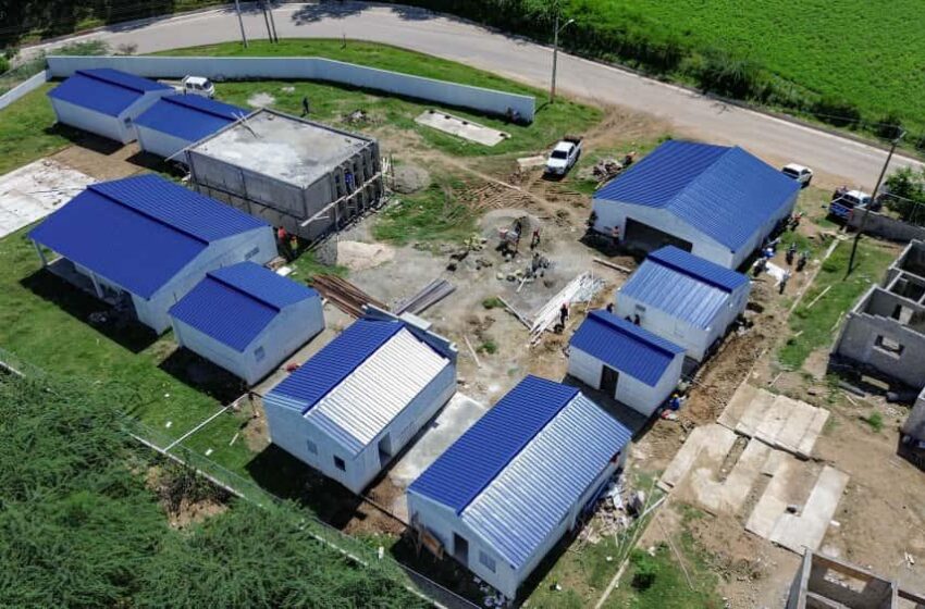  Robert Polanco entrega utilería deportiva y supervisa avance de Plaza Comunitaria en Bánica