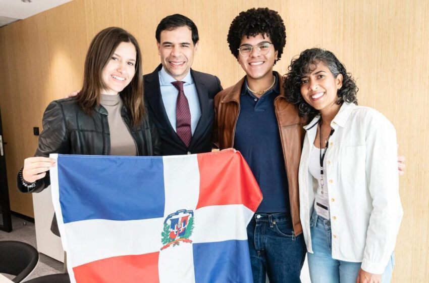  Ministro de Cultura visita campus de Berklee en Valencia, España