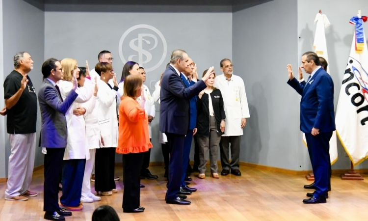  Ministro Atallah juramenta Comité de Trasplantes del Hospital Plaza de la Salud