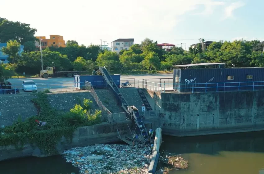  “La Barrera Azul” rescata más de 370 mil kilos de residuos del Yaque del Norte en Santiago