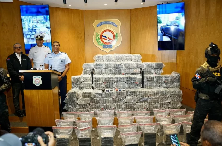  Autoridades incautan 650 paquetes de presunta cocaína en lancha interceptada en costas de Baní