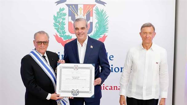  Abinader condecora a Frank Rainieri con la Orden del Mérito de Duarte, Sánchez y Mella