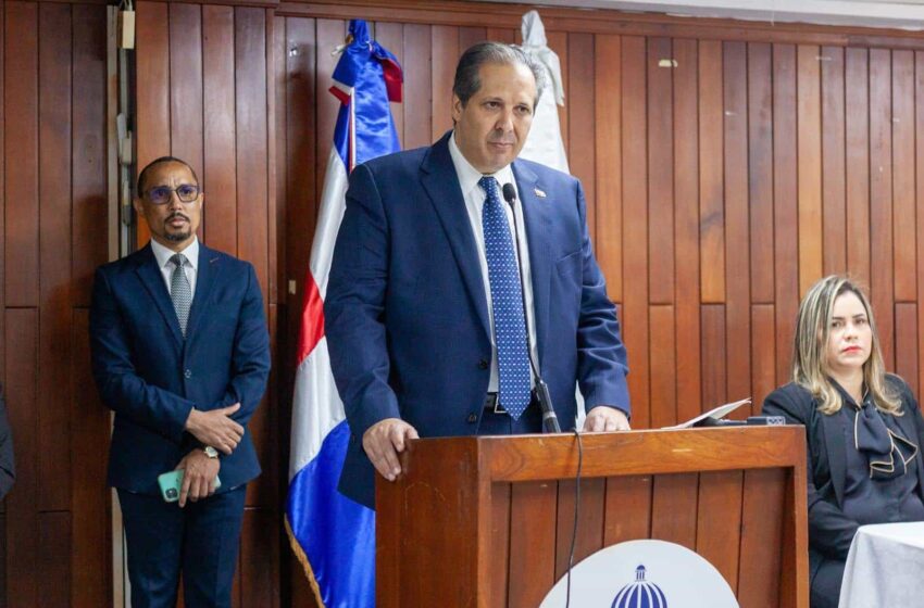  El ministro de Salud asegura atención pese a conflictos administrativos en el Oncológico del Cibao