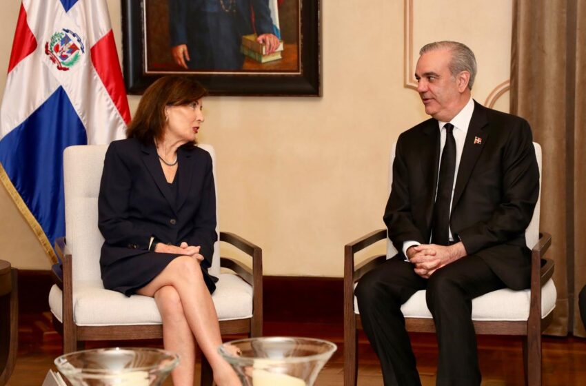  Presidente Abinader recibe en el Palacio Nacional a la gobernadora del estado de Nueva York, Kathy Hochul