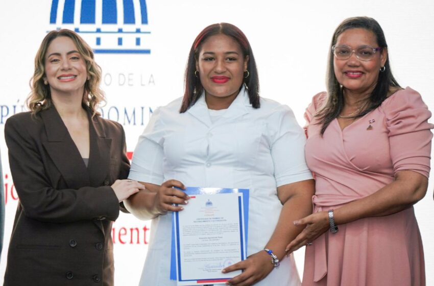  DDSS celebra habilitación de la tercera cohorte de personas cuidadoras; autoridades trazarán ruta para contrataciones