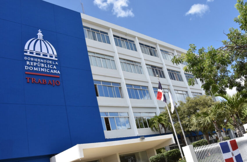  Misterio de Trabajo reitera feriado por Día de la Constitución se cambia para el lunes 10