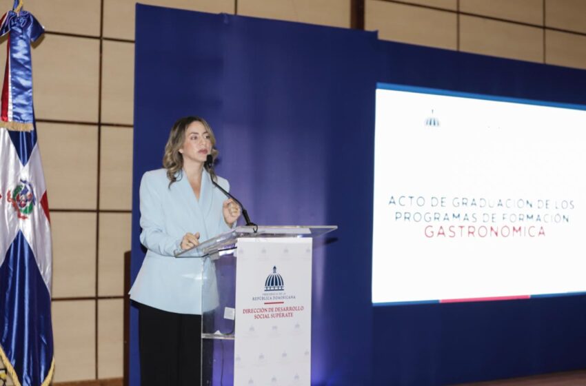  Desarrollo Social Supérate gradúa 300 estudiantes del Centro de Superación Gastronómica de Boca Chica
