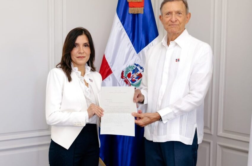  Embajadora EU en RD presenta copias de estilo ante Canciller