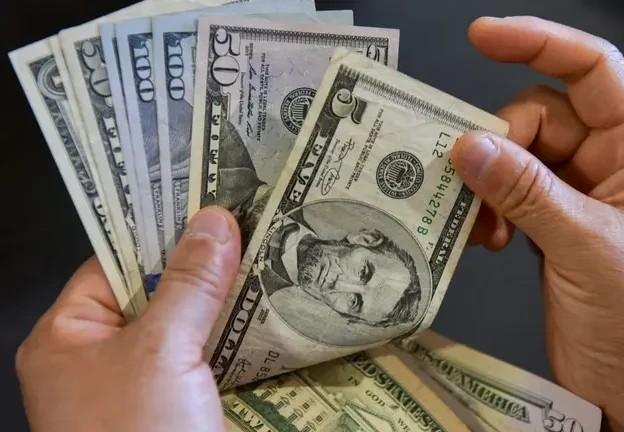  El dólar subió 7 centavos; este lunes era vendido a RD$64.79
