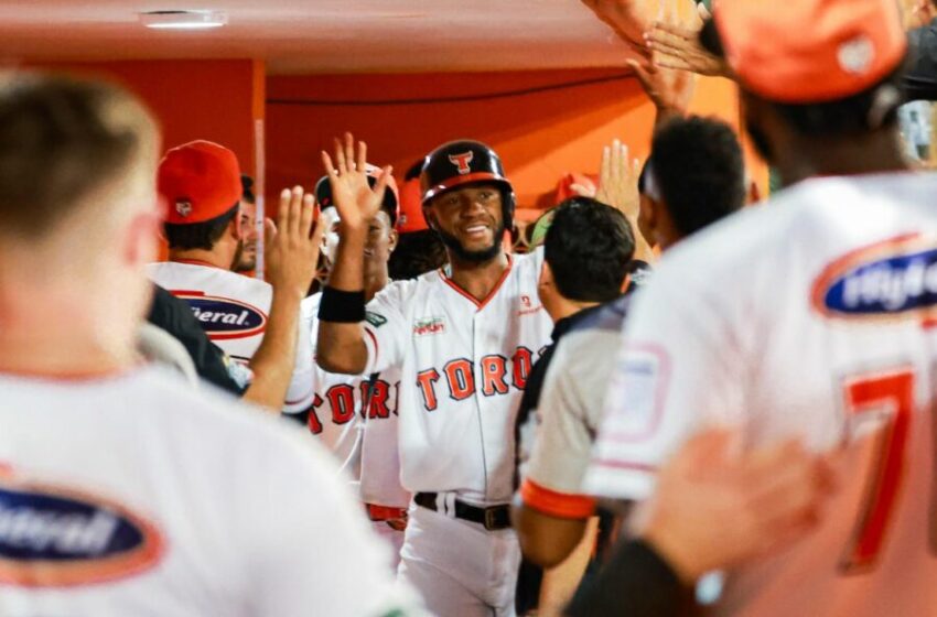  De la Cruz pega jonrón, remolca cinco y los Toros vienen de atrás para vencer Águilas 8-5