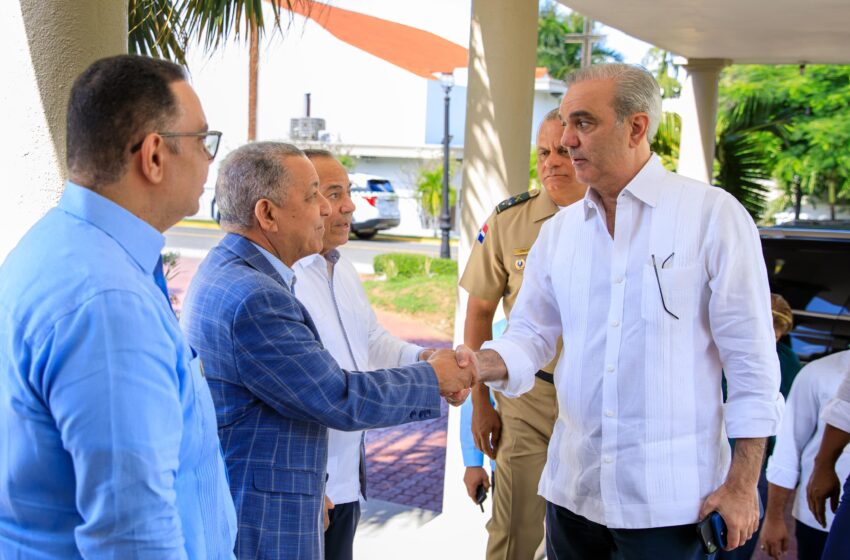  Presidente Abinader resalta trabajo de periodistas que cubren la fuente del Palacio Nacional