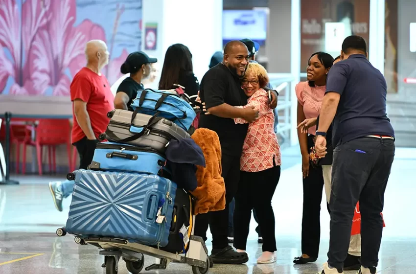  Alegría en AILA durante la llegada de viajeros
