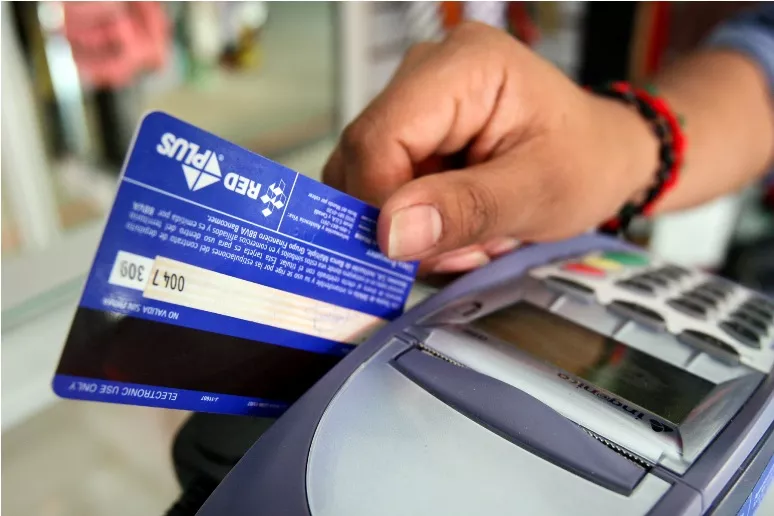  Tarjetas de crédito: la fuente de liquidez clave para familias con ingresos bajos