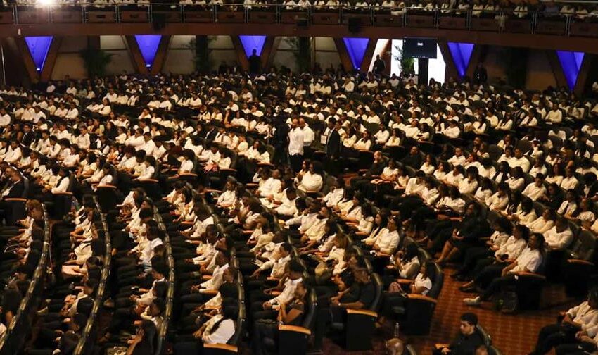 Mescyt gradúa a 20,000 jóvenes del programa Inglés de Inmersión 2025