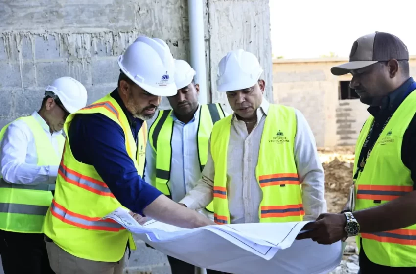  Landrón supervisa obras hospitalarias en Azua y San Cristóbal