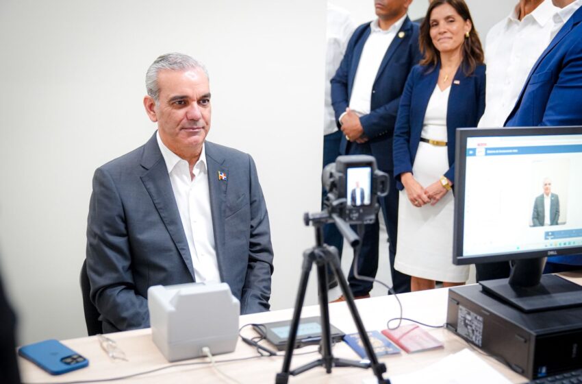  Presidente Abinader recibe el primer pasaporte electrónico marcando un hito en la modernización de la República Dominicana