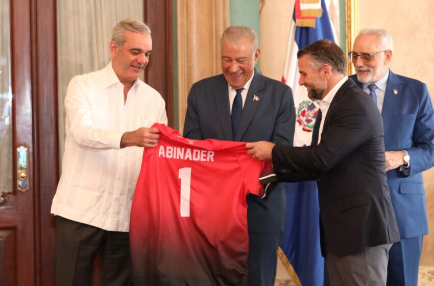  Presidente Abinader entrega la bandera dominicana a los Leones del Escogido para la Serie del Caribe 2026