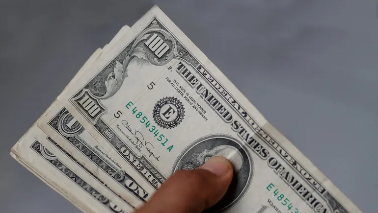  El dólar sigue bajando en la RD; este jueves se vendía a $62.98